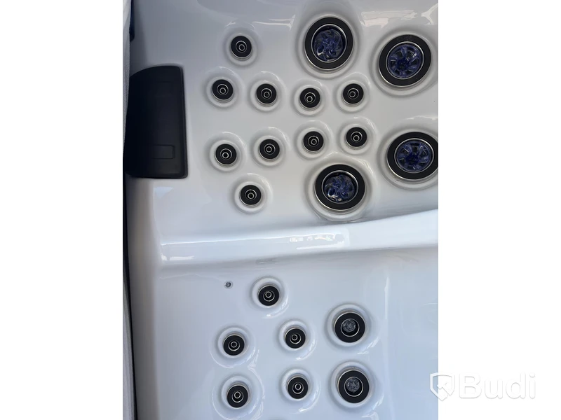 (NEW) WELLIS MATRIX CINEMA HOT TUB, 5-SEATER, 102 JETS, ICE WHITE