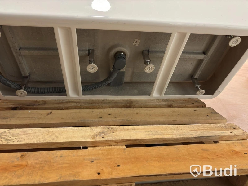 (NEW) Bathtub
