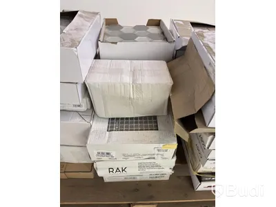 Parti med diverse kakelplattor, olika sorter och märken