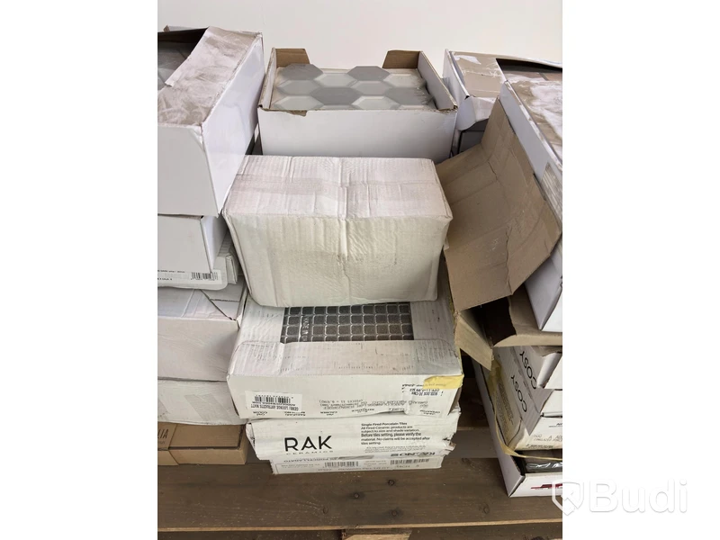 Parti med diverse kakelplattor, olika sorter och märken