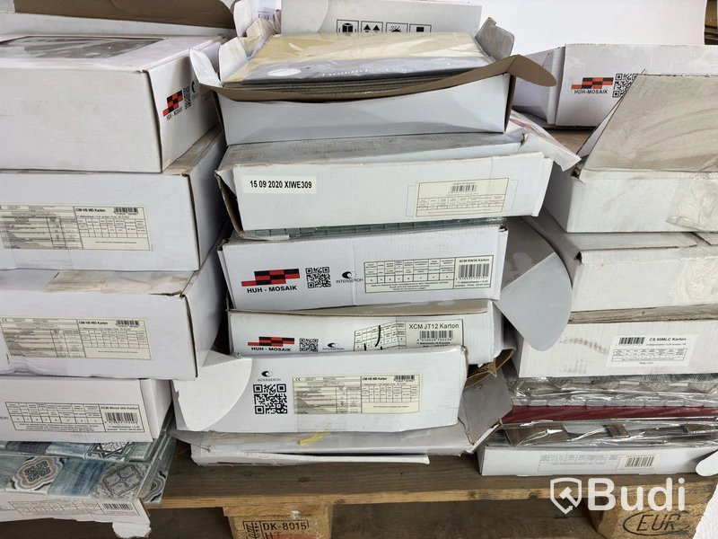 (NEW) Lot of assorted tiles, various types and brands