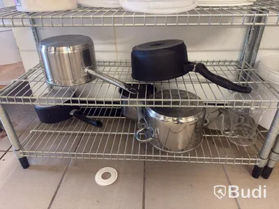 Rostfria hyllor med innehåll