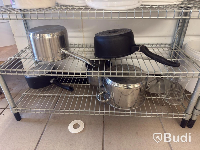 Rostfria hyllor med innehåll
