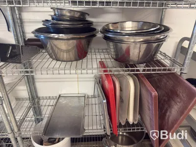 Rostfria hyllor med innehåll
