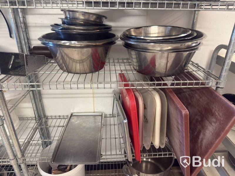 Rostfria hyllor med innehåll
