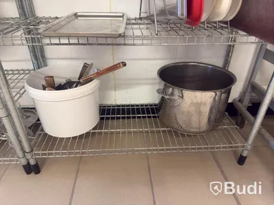 Rostfria hyllor med innehåll