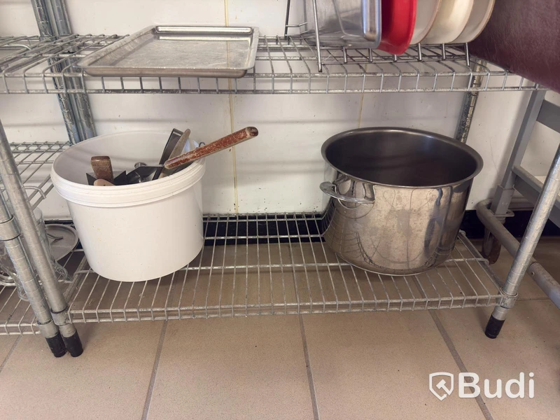 Rostfria hyllor med innehåll