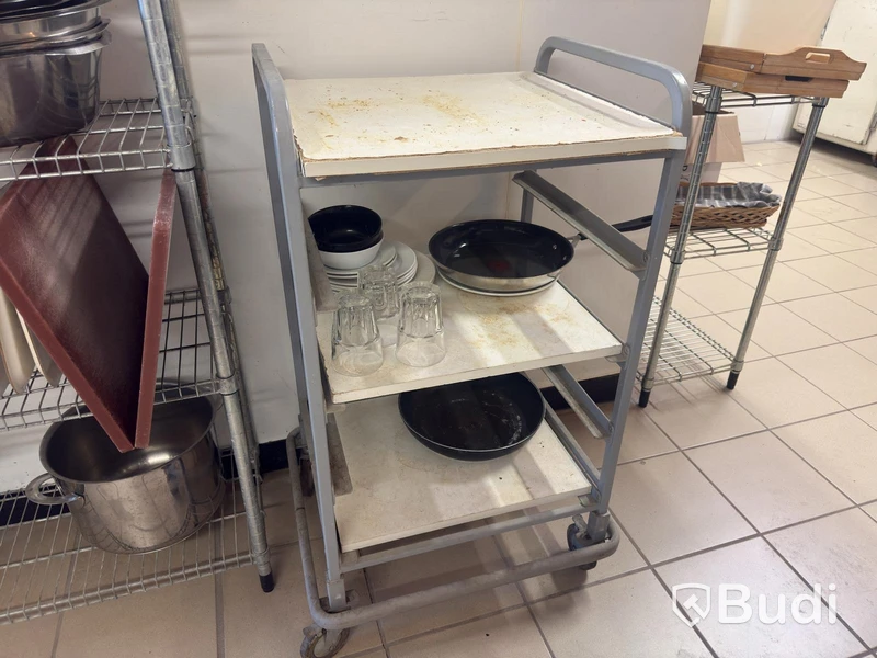 Rostfria hyllor med innehåll