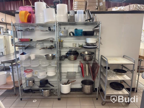 Rostfria hyllor med innehåll