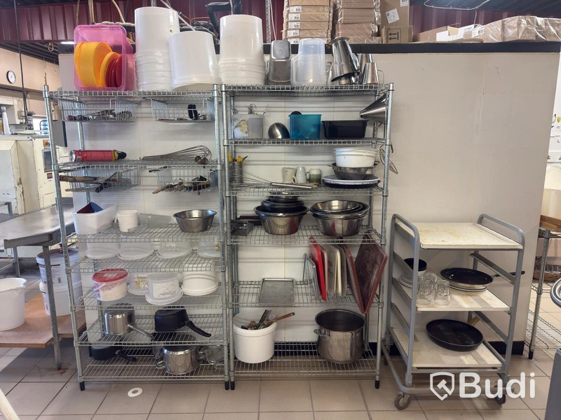 Rostfria hyllor med innehåll