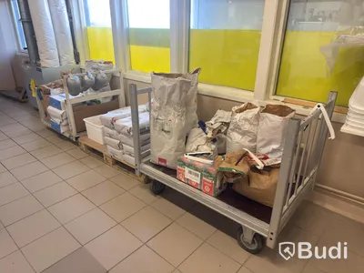 Parti mjöl, skopor och vagnar