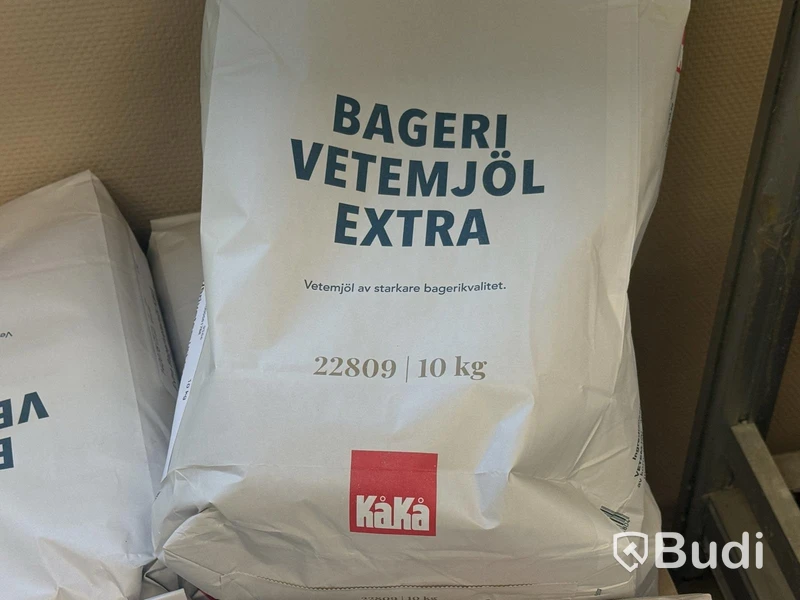 Parti mjöl, skopor och vagnar