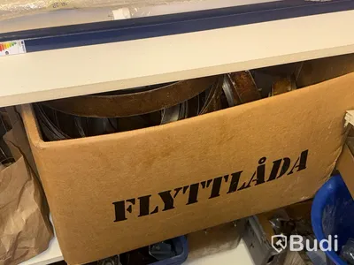 Parti plåtar, formar och tillbehör på lagret