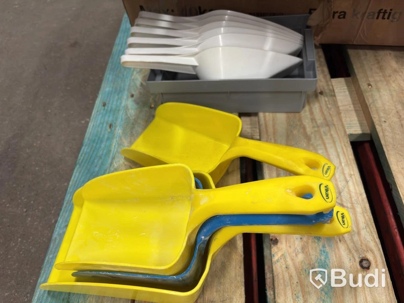 Parti med diverse bakutrustning