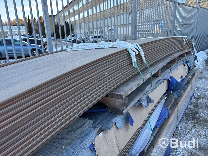 Komposittrall Kirkedal, Heimdal, ek/hardwood, 22x300x6000 och 22x130x6000 mm.