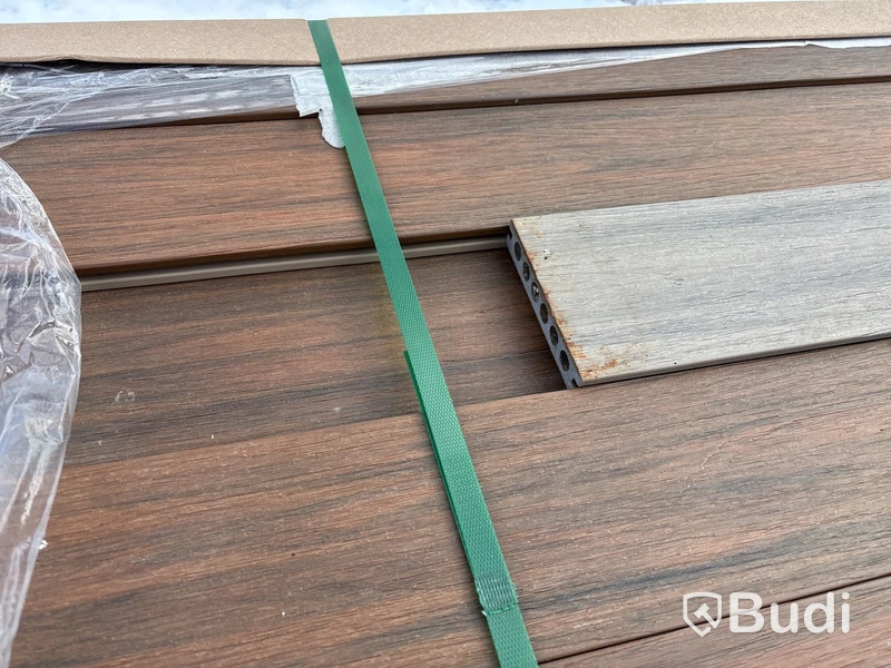 Komposittrall Kirkedal, Heimdal, ek/hardwood, 22x300x6000 och 22x130x6000 mm.