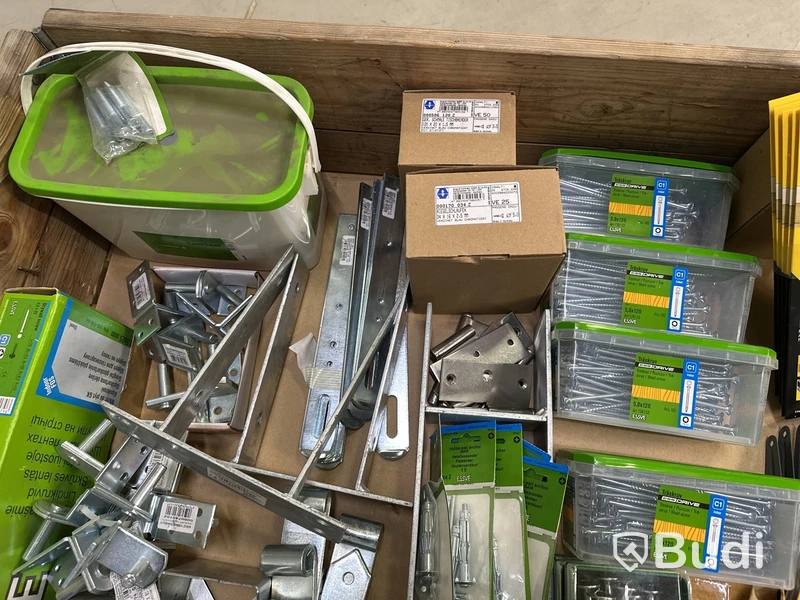 Parti med diverse byggrelaterade produkter