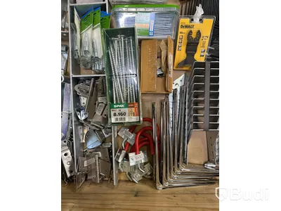 Parti med diverse byggrelaterade produkter