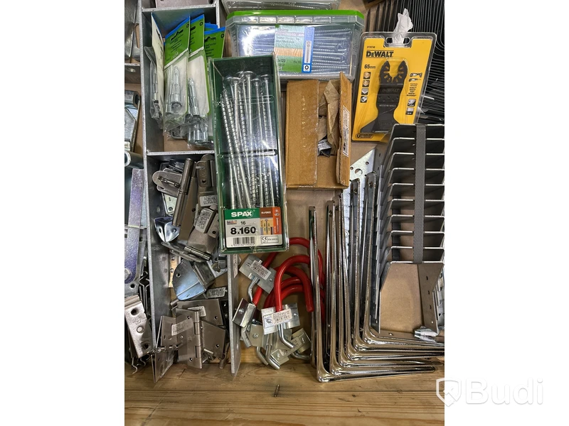 Parti med diverse byggrelaterade produkter