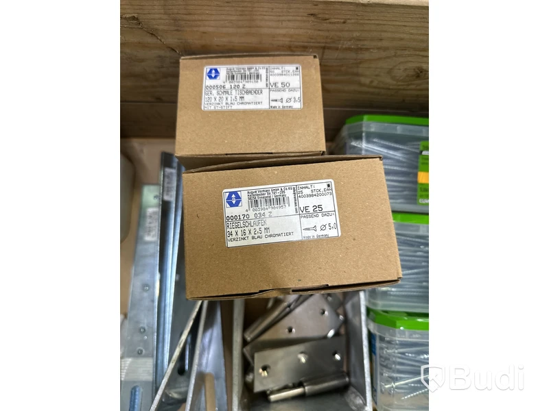 Parti med diverse byggrelaterade produkter