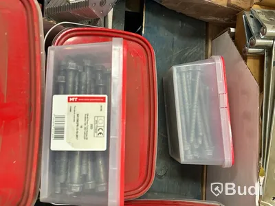 Parti med diverse byggtillbehör