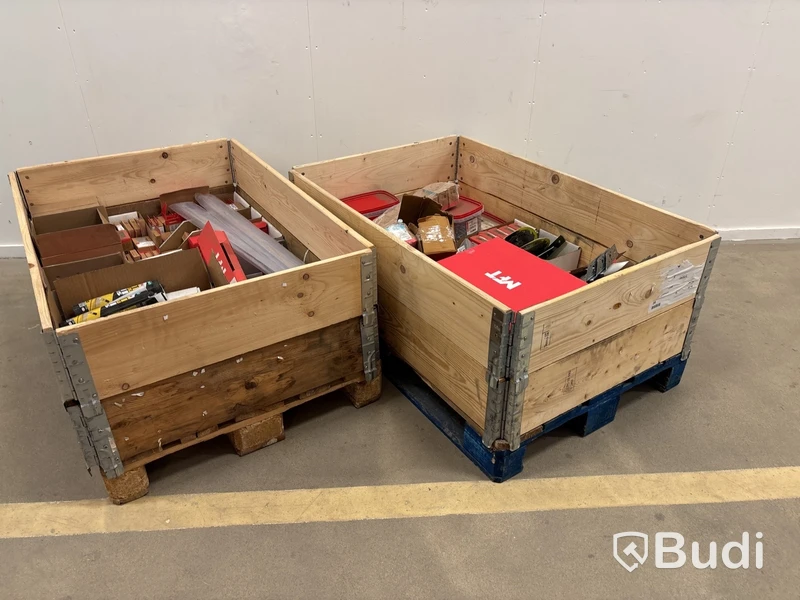 Parti med diverse byggtillbehör