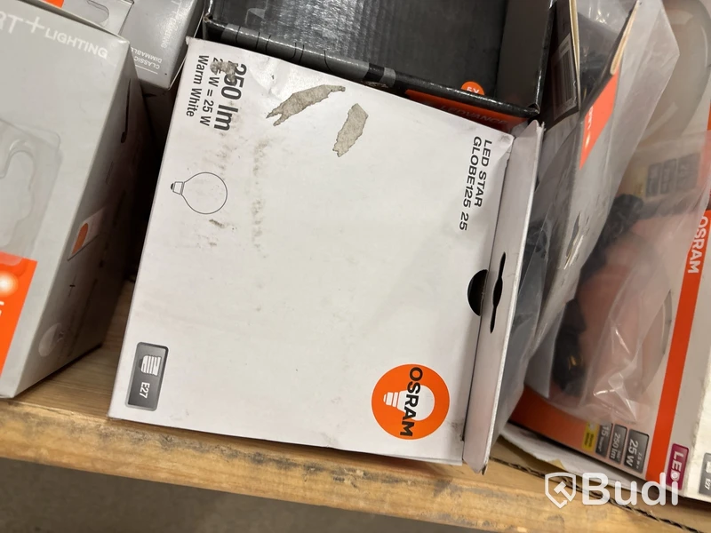 Parti med diverse ljus och eltillbehör