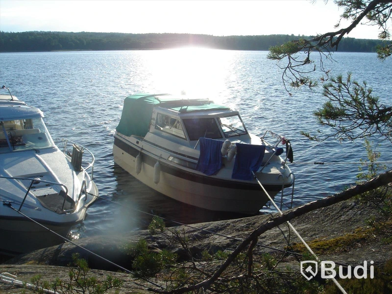 Kabinbåt Bever 740 med "ny" motor och vagn Längd (m): 7,4