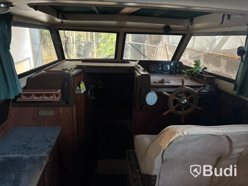 Kabinbåt Bever 740 med "ny" motor och vagn Längd (m): 7,4