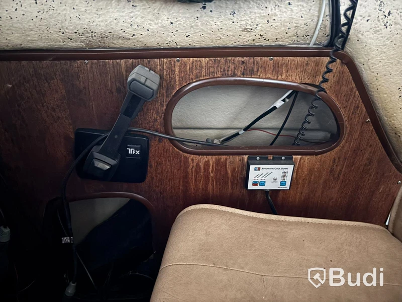 Kabinbåt Bever 740 med "ny" motor och vagn Längd (m): 7,4
