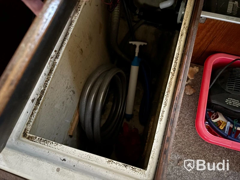 Kabinbåt Bever 740 med "ny" motor och vagn Längd (m): 7,4