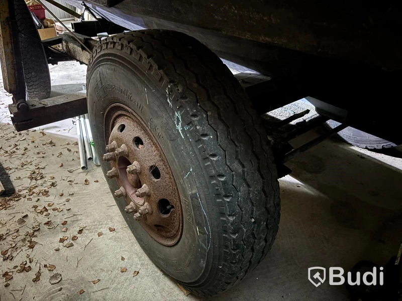 Kabinbåt Bever 740 med "ny" motor och vagn Längd (m): 7,4