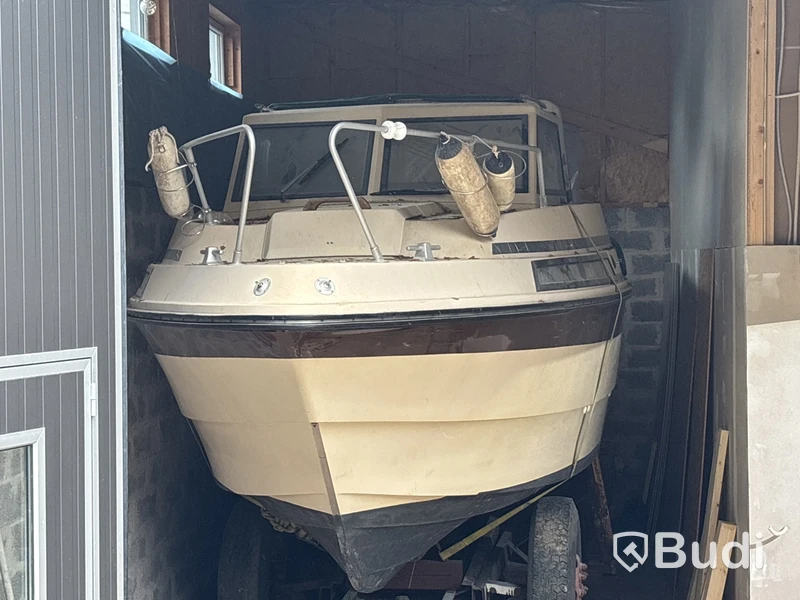 Kabinbåt Bever 740 med "ny" motor och vagn Längd (m): 7,4