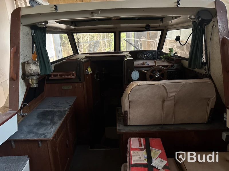 Kabinbåt Bever 740 med "ny" motor och vagn Längd (m): 7,4