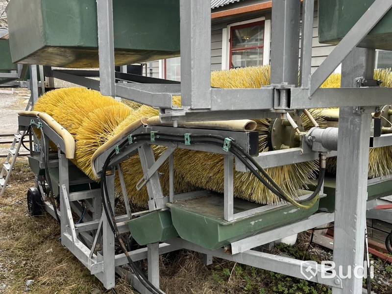 Boat hull washer for motorboats / boats with shallow keel