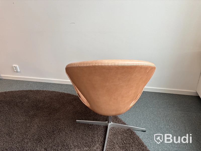 Fåtölj Fritz Hansen Svanen Arne Jacobsen, cognac