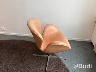 Fåtölj Fritz Hansen Svanen Arne Jacobsen, cognac