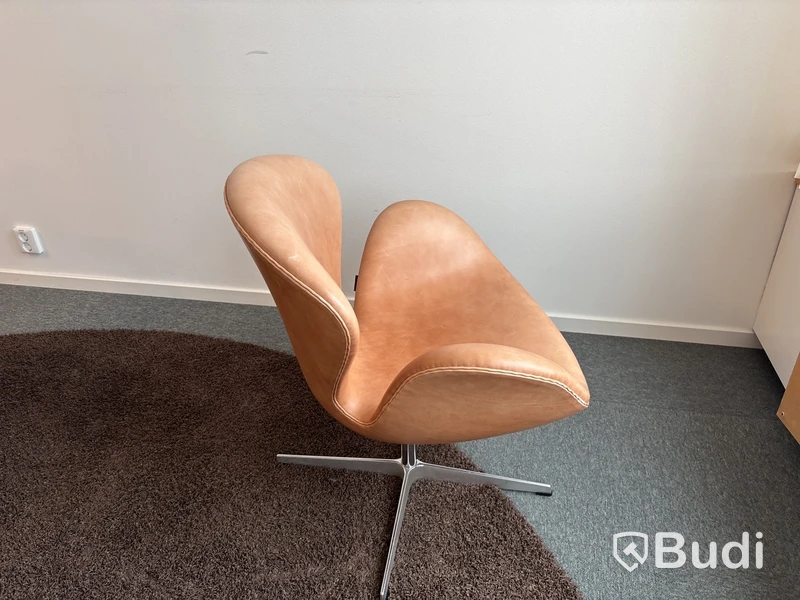 Fåtölj Fritz Hansen Svanen Arne Jacobsen, cognac