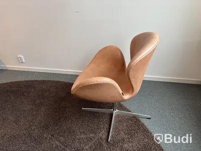 Fåtölj Fritz Hansen Svanen Arne Jacobsen, cognac
