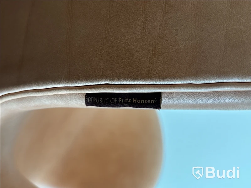 Fåtölj Fritz Hansen Svanen Arne Jacobsen, cognac