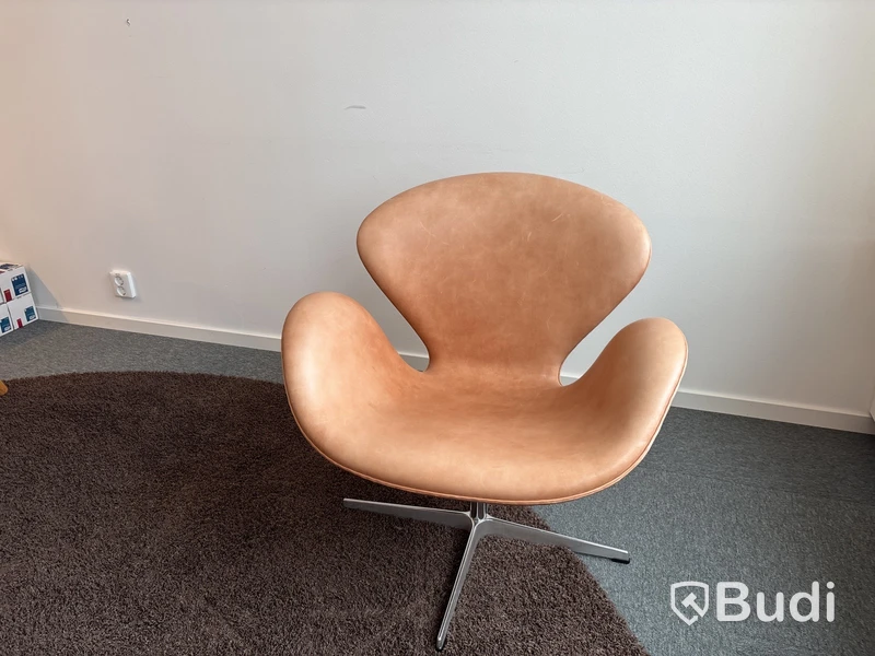 Fåtölj Fritz Hansen Svanen Arne Jacobsen, cognac