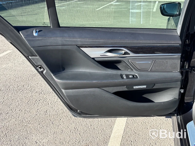 BMW 750 LD xDrive G12 | 9690 mil | 2018 | M-Sport | Executive