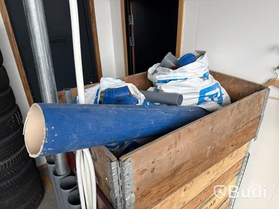 Pall med rördelar till avlopp
