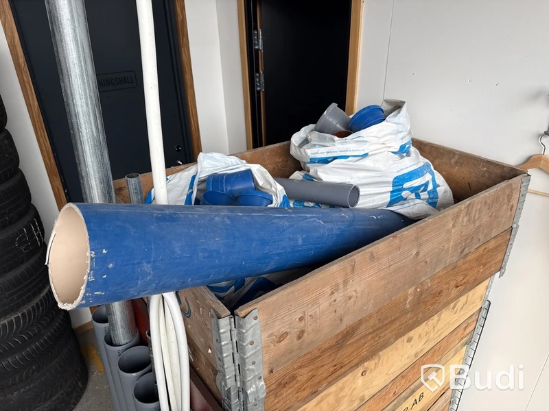Pall med rördelar till avlopp