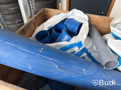 Pall med rördelar till avlopp