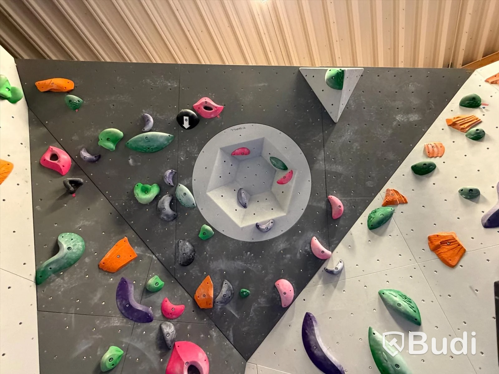 Stor klättervägg, Bouldering, T-Wall
