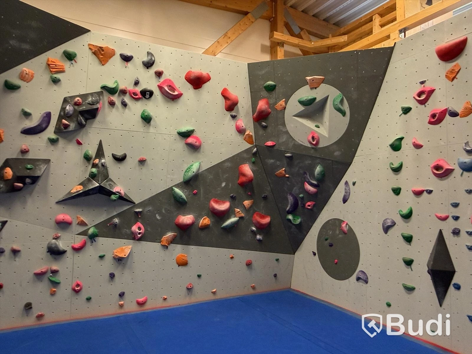 Stor klättervägg, Bouldering, T-Wall