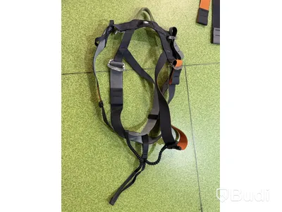 Petzl climbing harnesses, 6 pcs, and 1 climbing bag