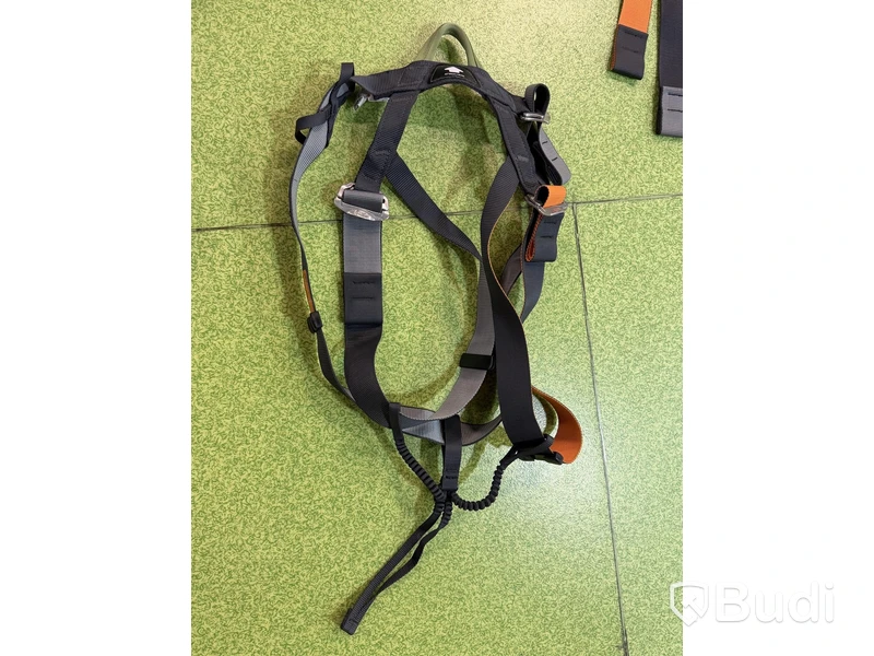 Petzl climbing harnesses, 6 pcs, and 1 climbing bag