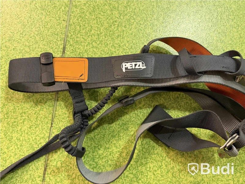 Petzl climbing harnesses, 6 pcs, and 1 climbing bag